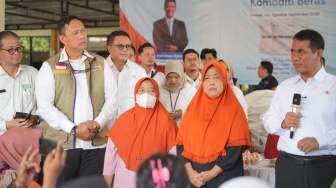 Kepala Bapanas dan Dirut Bulog Serahkan Langsung Bantuan Pangan Kepada Warga Surabaya