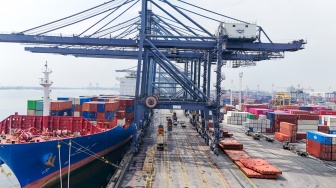 Suasana bongkar-muat peti kemas di Pelabuhan Jakarta International Container Terminal (JICT), Tanjung Priok, Jakarta, Rabu (12/8/2026). [Suara.com/Alfian Winanto]
