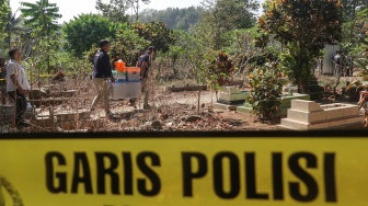 Petugas membawa peralatan untuk proses ekshumasi jenazah Sutrimo mantan kepala rumah tangga eks Jampidsus Kejagung Febrie Adriansyah, di Desa Wlahar, Wangon, Banyumas, Jawa Tengah, Rabu (12/8/2026). [ANTARA FOTO/Idhad Zakaria/hma]