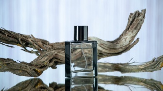 4 Parfum Pria Aroma Woody yang Memberikan Kesan Maskulin, Wanginya Tahan Lama
