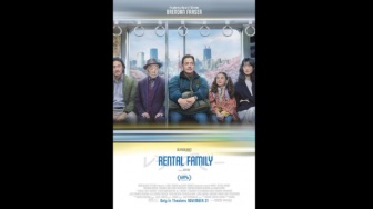 Mengulas Sisi Manusiawi dari Jasa Sewa Peran Keluarga di Film Rental Family