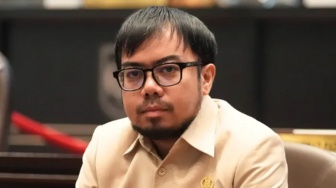 Spill Jam Tangan-Tas Branded Anggota DPRD Riau dan Istri, Nilainya Ratusan Juta