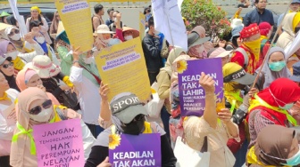 Tolak UU Ciptaker, Solidaritas Perempuan Demo di MK