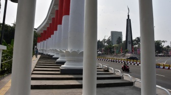 Pengendara sepeda motor melintas di samping monumen Tepas Salapan Lawang Dasakreta, Otista, Kota Bogor, Jawa Barat, Rabu (12/8/2026). [ANTARA FOTO/Arif Firmansyah/nym]