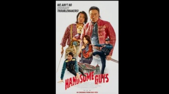 Review Film Handsome Guys: Kisah Apes Dua Sahabat di Dalam Kabin Hutan Tua!