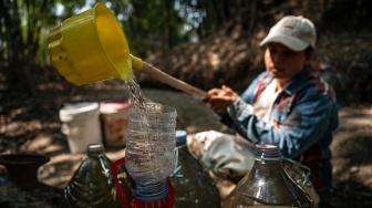 Warga mengambil air dari belik yang dibuat di dasar sungai yang mengering di Dusun Kangkungan, Desa Ketro, Grobogan, Jawa Tengah, Kamis (13/8/2026). [ANTARA FOTO/Aprillio Akbar/kye]