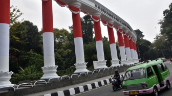 Angkutan kota melintas di samping monumen Tepas Salapan Lawang Dasakreta, Otista, Kota Bogor, Jawa Barat, Rabu (12/8/2026). [ANTARA FOTO/Arif Firmansyah/nym]
