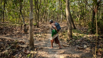 Warga mengangkut galon berisi air yang diambil dari belik di dasar sungai yang mengering di Dusun Ngedat, Desa Ketro, Grobogan, Jawa Tengah, Kamis (13/8/2026). [ANTARA FOTO/Aprillio Akbar/kye]