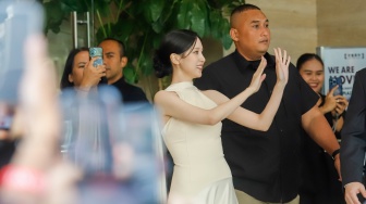 Anggota grup musik TWICE, Mina, usai menghadiri sebuah acara di salah satu pusat perbelanjaan di Jakarta, Kamis (13/8/2026). [Suara.com/Alfian Winanto]
