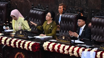 Ketua DPR RI Puan Maharani (tengah) didampingi Wakil Ketua DPR RI Sufmi Dasco Ahmad (kanan) dan Sari Yuliati menutup secara simbolis Rapat Paripurna Pembukaan Masa Persidangan I DPR Tahun Sidang 2026-2027 di Gedung Nusantara, Kompleks Parlemen, Jakarta, Jumat (14/8/2026). [ANTARA FOTO/Rivan Awal Lingga/sgd/wsj]