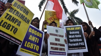 Peserta aksi yang tergabung dalam Forum Masyarakat Peduli Bogor membawa poster saat aksi damai Tolak Lesbian, Gay, Biseksual, Transgender dan Questioning (LGBTQ) di Balaikota Bogor, Jawa Barat, Jumat (14/8/2026). [ANTARA FOTO/Arif Firmansyah/YU]