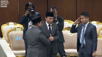 Sambil Tertawa, Jokowi Acungkan Jempol ke Prabowo Usai Dengar Pidato Kenegaraan