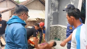Dua Motor Dibakar hingga Naik ke Atap Rumah Warga: Aksi Pria ODGJ di Sukabumi Bikin Geger