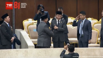 Saling Lempar Senyum, Jokowi Beri Jempol Usai Dengarkan Pidato Prabowo
