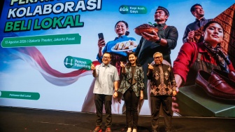 Deputi Bidang Koordinasi Pemberdayaan Ekonomi Masyarakat dan Perlindungan Pekerja Migran, Kementerian Koordinator Bidang Pemberdayaan Masyarakat Leontinus Alpha Edison, Executive Director Tokopedia dan TikTok Shop Indonesia Stephanie Susilo dan Deputi Bidang Usaha Kecil, Kementerian Usaha Mikro, Kecil, dan Menengah (UMKM) Temmy Satya Permana saat berfoto bersama membuka acara di Jakarta, Kamis (13/8/2026). [Suara.com/Alfian Winanto]