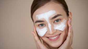 6 Cara Melakukan Teknik Slugging dengan Moisturizer, Ini Tips dan Manfaatnya