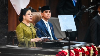 Ketua DPR RI Puan Maharani (kiri) disaksikan Wakil Presiden Gibran Rakabuming Raka (kanan) menyampaikan pidato Rapat Paripurna Pembukaan Masa Persidangan I DPR Tahun Sidang 2026-2027 di Gedung Nusantara, Kompleks Parlemen, Jakarta, Jumat (14/8/2026). [ANTARA FOTO/Asprilla Dwi Adha/bay/wsj]