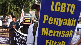 Peserta aksi yang tergabung dalam Forum Masyarakat Peduli Bogor membawa poster saat aksi damai Tolak Lesbian, Gay, Biseksual, Transgender dan Questioning (LGBTQ) di Balaikota Bogor, Jawa Barat, Jumat (14/8/2026). [ANTARA FOTO/Arif Firmansyah/YU]
