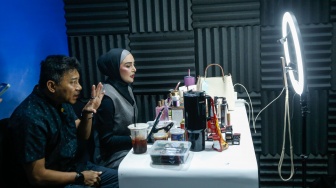 Publik Figur Anang Hermansyah dan Ashanty melakukan pemasaran melalui siaran langsung platform digital saat acara Perayaan Kolaborasi #BeliLokal di Jakarta, Kamis (13/8/2026). [Suara.com/Alfian Winanto]
