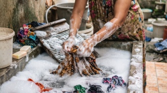 Fakta Ilmiah Cara Sabun Membersihkan Baju dari Noda Membandel