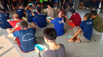 Keceriaan HUT RI di Balik Jeruji Lapas Cipinang: Lomba Makan Kerupuk hingga Tahan Tawa