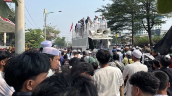 Massa FPI Geruduk Gedung OT Cengkareng, Jalan Macet Parah 1 Km