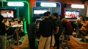 Pengunjung mencari informasi saat acara Perayaan Kolaborasi #BeliLokal di Jakarta, Kamis (13/8/2026). [Suara.com/Alfian Winanto]