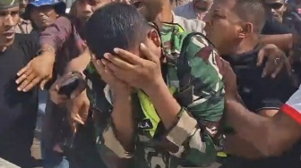Bendera Bintang Bulan Berkibar, Aksi Hari Damai Aceh Kisruh, TNI Dikeroyok