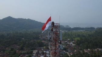 Aksi Heroik Marinir Lampung Kibarkan Merah Putih di Puncak Menara 74 Meter