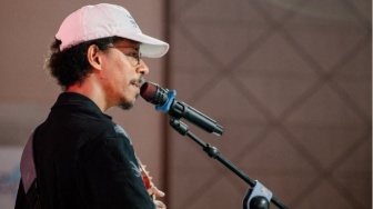 Lebih dari Sekadar Kopi dan Hujan: Membedah Makna Spiritual Lirik Bersenja Gurau