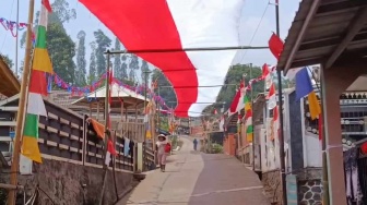 Bukan Sekadar Hiasan, Momen Warga Garut Bentangkan Bendera Merah Putih 700 Meter