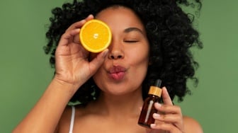 Apakah Serum Vitamin C Boleh Dipakai Malam Hari? Ini Waktu Terbaik Agar Glowing Maksimal