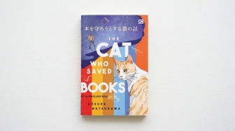Ulasan The Cat Who Saved Books: Kisah Hangat tentang Cinta pada Buku