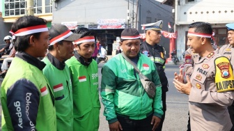 Semarakkan HUT RI, Kapolres Pasuruan Kota Bagikan Ribuan Bendera Gratis ke Pejuang Jalanan