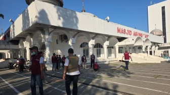 Warga Makassar Bersihkan Masjid dan Gereja Sambut HUT RI