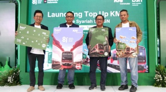 Direktur Utama PT Bank Syariah Nasional Alex Sofjan Noor (kedua kanan), Direktur Utama PT. Kereta Commuter Indonesia Mochammad Purnomosidi (kedua kiri), Direktur Commercial & Corporate Banking PT Bank Syariah Nasional Maqin U. Norhadi (kiri) dan Direktur Operasi dan Pemasaran PT. Kereta Commuter Indonesia Heri Siswanto berbincang pada acara Launching Top Up KMT Bale Syariah by BSN di Stasiun Sudirman Baru, Jakarta, Sabtu (15/8/2026). [handout]