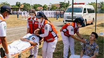 6 Cara Mengatasi Peserta Upacara Pingsan atau Pusing akibat Panas Matahari