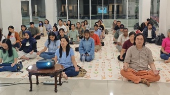 Bukan Mengosongkan Pikiran, Meditasi Ini Justru Mengajak Berdamai dengan Gejolak Batin