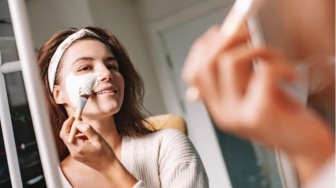 4 Clay Mask Ampuh Bersihkan Pori untuk Cegah Bruntusan pada Kulit Berminyak