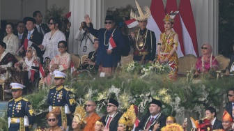 Presiden Prabowo Subianto (atas, tengah) bersama Wakil Presiden Gibran Rakabuming Raka (atas, kedua kanan) dan istrinya, Selvi Ananda Putri melambaikan tangan pada Upacara Peringatan Detik-Detik Proklamasi Kemerdekaan Ke-81 Republik Indonesia di Istana Merdeka, Jakarta, Senin (17/8/2026). [ANTARA FOTO/Bayu Pratama S/app/wsj]