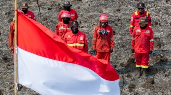 Foto udara sejumlah personel Manggala Agni Daops Sumatera XIV-Banyuasin, Daops Sumatera XII-Muara Tebo, Daops Sumatera XIII-Sarolangon mengikuti upacara HUT Kemerdekaan ke-81 Republik Indonesia di lokasi Kebakaran Hutan dan Lahan (Karhutla) di Desa Sungai Rambutan, Kecamatan Pemulutan Barat, Kabupaten Ogan Ilir (OI), Sumatera Selatan, Senin (17/8/2026). [ANTARA FOTO/Nova Wahyudi/wsj]