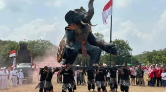 Replika Gajah Raksasa Semarakkan Karnaval HUT ke-81 RI di Kota Banjar