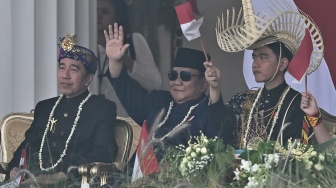 Presiden Prabowo Subianto (tengah), Wakil Presiden Gibran Rakabuming Raka (kanan) dan Presiden ke-7 RI Joko Widodo (kiri) melambaikan tangan sebelum Upacara Peringatan Detik-Detik Proklamasi Kemerdekaan Ke-81 Republik Indonesia di Istana Merdeka, Jakarta, Senin (17/8/2026). [ANTARA FOTO/Bayu Pratama S/app/wsj]