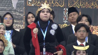 Bukan Pengupas Bawang, Berapa Upah Susanah Sebagai Penjahit Kain Majun?