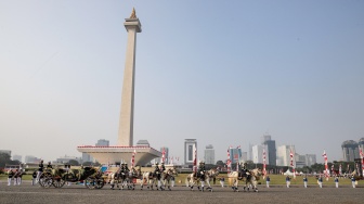Purna Paskibraka 2025 Sultana Najwa dan Aliah Sakira membawa baki duplikat Bendera Pusaka Merah Putih dan Teks Proklamasi menuju Istana Merdeka saat Kirab Merah Putih HUT ke-81 Republik Indonesia di Monas, Jakarta, Senin (17/8/2026). [Suara.com/Alfian Winanto]
