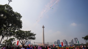 Prajurit Komando Pasukan Khusus (Kopassus) TNI AD melakukan aksi terjun payung sebelum Upacara Peringatan Detik-Detik Proklamasi Kemerdekaan ke-81 Republik Indonesia di Monumen Nasional (Monas), Jakarta, Senin (17/8/2026). [Suara.com/Alfian Winanto]
