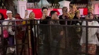 Bikin Seskab Teddy Kaget! Warga Sudah Antre di Istana Sejak Jam 2 Pagi: Dandannya di Mana?