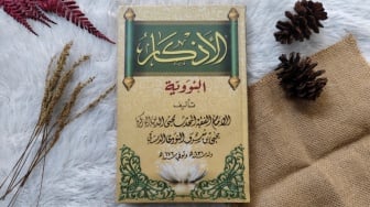 Al-Adzkar An-Nawawiyah: Kitab yang Mengajak Kita Mengingat Tuhandi Tengah Notifikasi dan Kecemasan