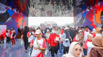 Suasana warga menghadiri Kirab Merah Putih dan Peringatan Detik-Detik Proklamasi Kemerdekaan ke-81 Republik Indonesia di Monumen Nasional (Monas), Jakarta, Senin (17/8/2026). [Suara.com/Alfian Winanto]
