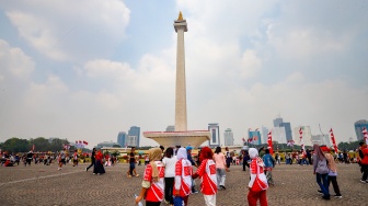 Suasana warga menghadiri Kirab Merah Putih dan Peringatan Detik-Detik Proklamasi Kemerdekaan ke-81 Republik Indonesia di Monumen Nasional (Monas), Jakarta, Senin (17/8/2026). [Suara.com/Alfian Winanto]

